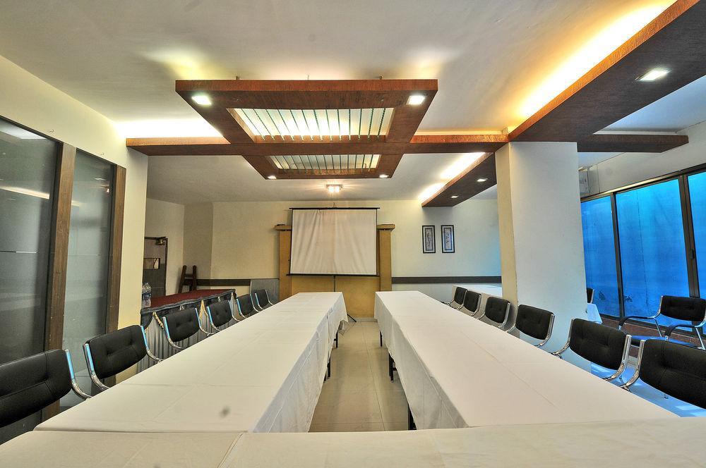 Hotel The Westend Amhedabad Dış mekan fotoğraf