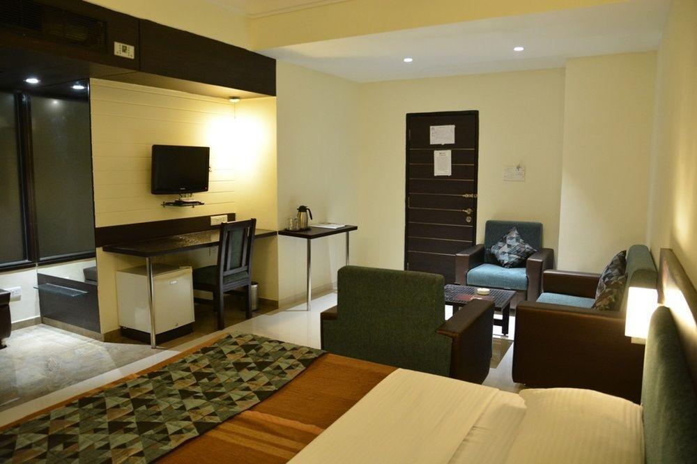 Hotel The Westend Amhedabad Dış mekan fotoğraf