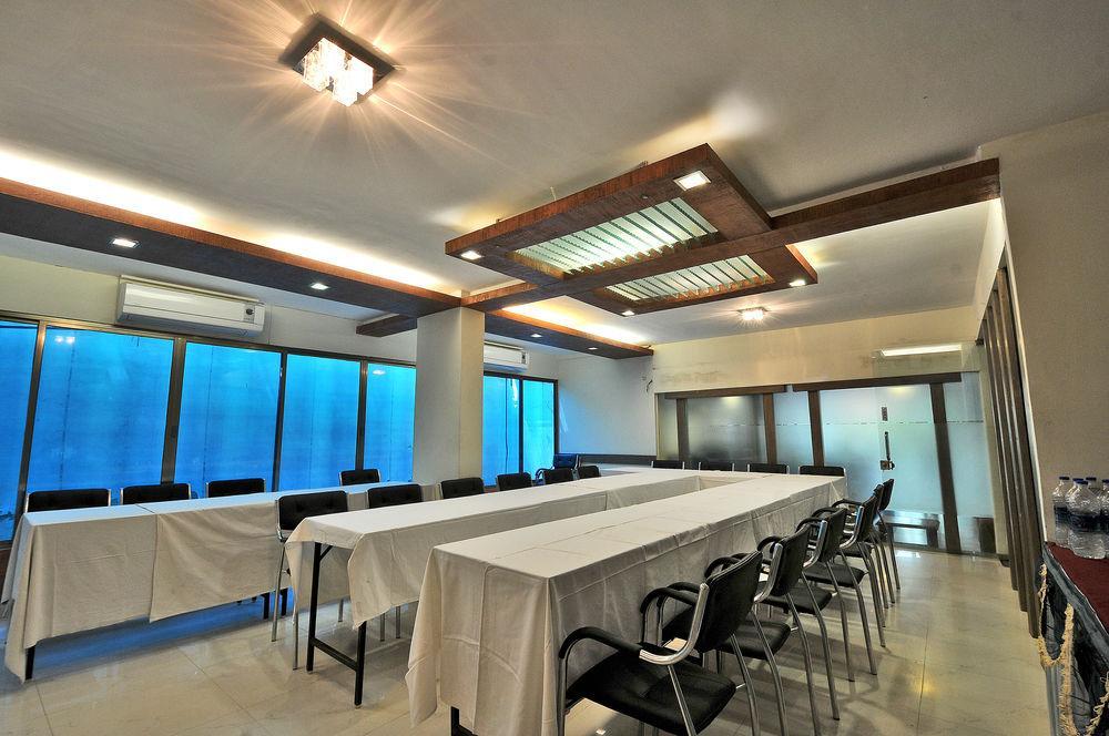 Hotel The Westend Amhedabad Dış mekan fotoğraf