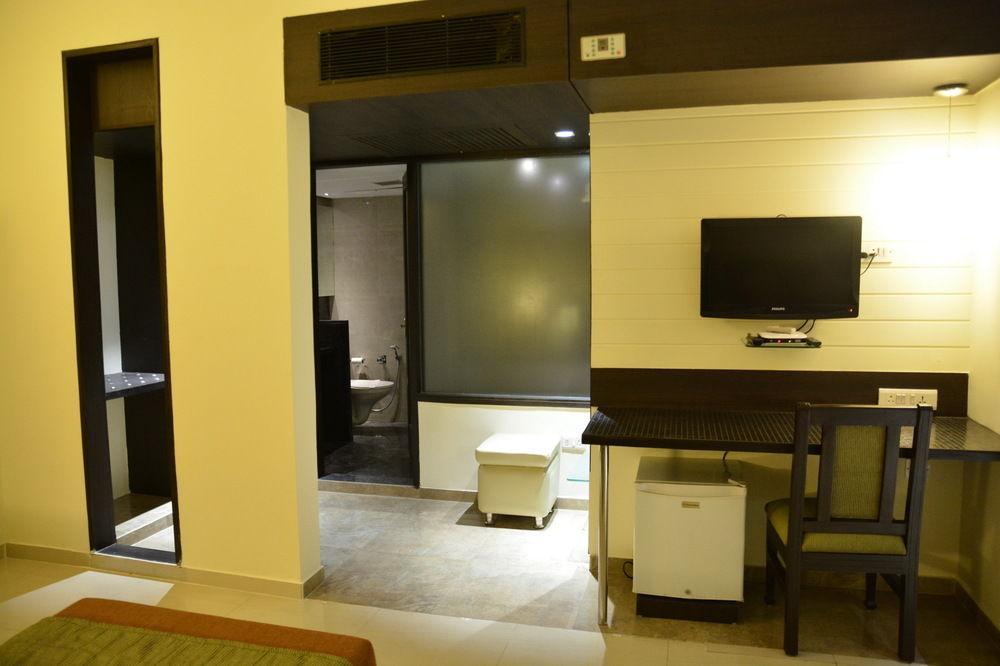 Hotel The Westend Amhedabad Dış mekan fotoğraf