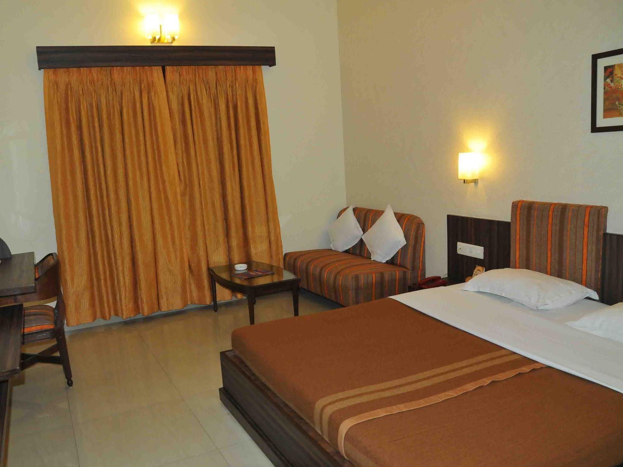 Hotel The Westend Amhedabad Dış mekan fotoğraf