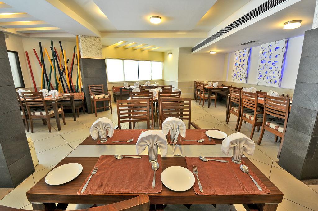 Hotel The Westend Amhedabad Dış mekan fotoğraf
